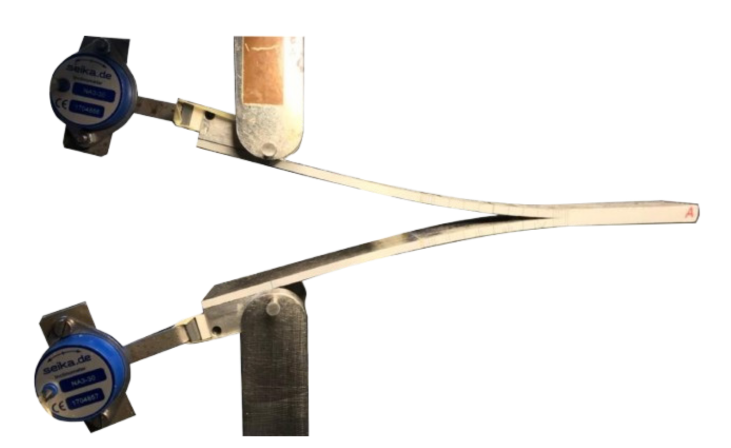 Muestra MD-DCB post-procesada e instrumentada durante ensayo