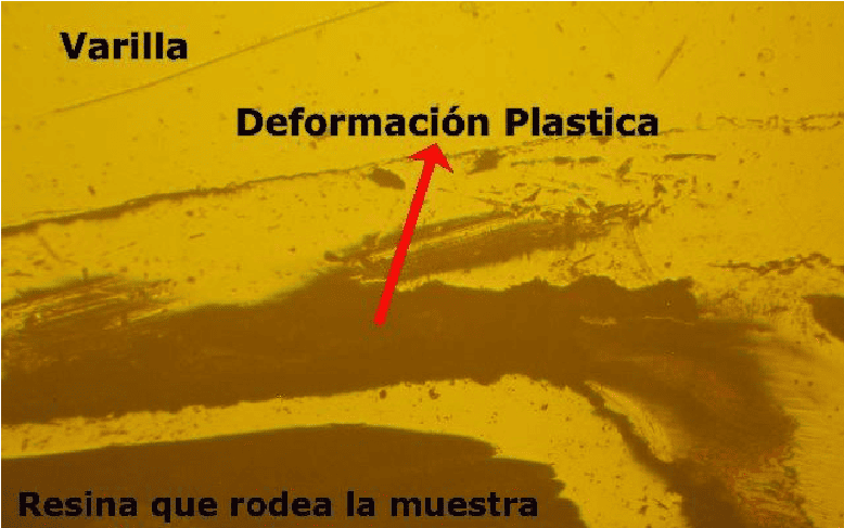 Deformación plástica en  la zona interior del doblez de una varilla doblada mediante el método tradicional.