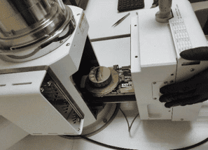 Muestra colocada en la cámara de vacío del microscopio electrónico de barrido (SEM).