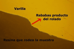 Micrografía metalográfica de varilla de 12 mm doblada a máquina.