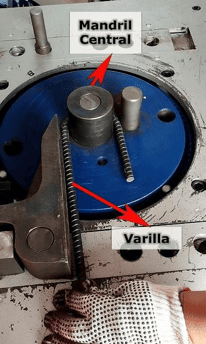 Dobladora semiautomática utilizada para el doblado de varillas conforme a la normativa vigente.