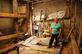 Artesana prepara telar en su taller Guano Ecuador Foto María Isabel Paz 2020