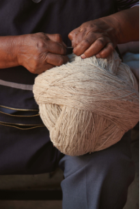 Manos artesanas preparan el
hilado para tejer una alfombra de 40,000 nudos. Guano, Ecuador. 