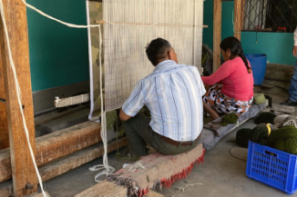 Pareja de artesanos muestra su
telar antes de comenzar producción. Guano, Ecuador.