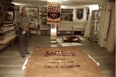 Artesano espera por una venta en su tienda. Guano, Ecuador.