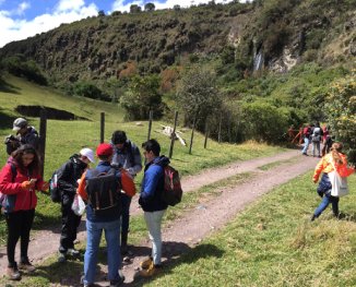Estudiantes en la Reserva Chakana subiendo registros de flora y fauna a la herramienta de ciencia ciudadana iNaturalist