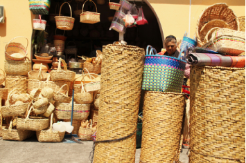 Artesanías vendidas como souvenirs en el mercado de Riobamba Guano Ecuador Foto María Isabel Paz 2020