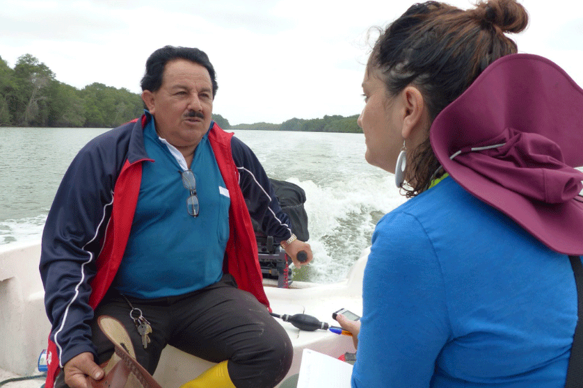 Entrevistando a Víctor Pacheco,
presidente de la asociación Soledad Grande, en la Reserva Ecológica Manglares
Churute. Octubre 2021.