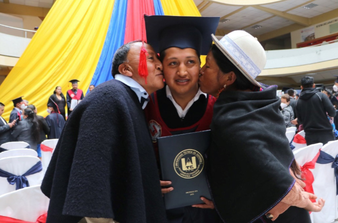  Aqu&iacute; los personajes centrales del storytelling en la ceremonia de graduaci&oacute;n.