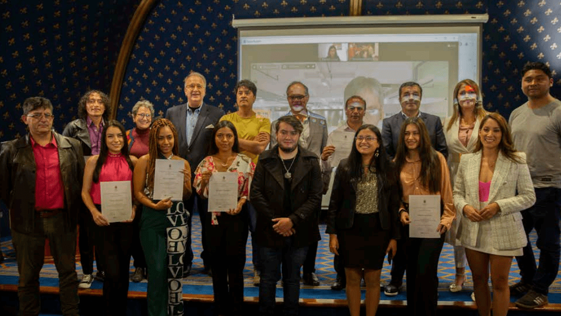 En esta foto figuran los organizadores y ganadores del concurso Periodismo de Frontera tercera edición junto a Al y Sidney Tompkins, talleristas de esa jornada y Diego Quiroga, rector de la USFQ (centro).