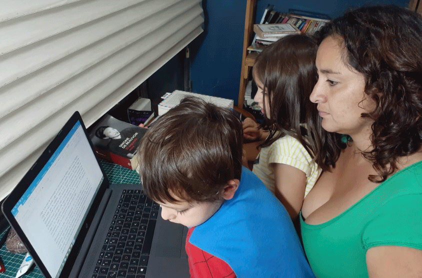 Tesis a tres manos. En el
estudio mientras escribo junto a Louisa y Noah. Septiembre de 2021.