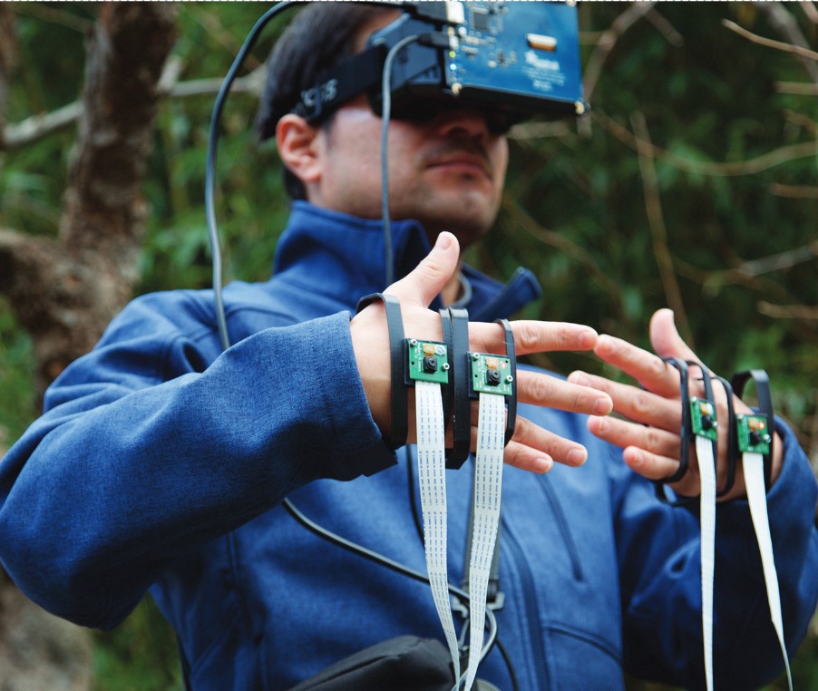 Photo of Cristian Villavicencio with haptic cameras and googles