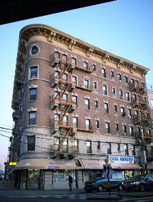 Fachada de Casa Amadeo, la tienda latina de discos más antigua de Nueva York. Foto: Marcos Echeverría Ortiz, el Bronx, 2020.