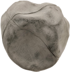 Figura 18. Rodrigo Urbina: LUNA 62120AH (2020-2022) [detalle]. Vaciado en cemento y arena blanca sobre balones de voleibol. Dimensiones variables. Cortes&iacute;a del artista.