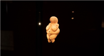 Figura 1. Venus de Willendorf (25,000 a.C.), en el Museo de Historia Natural de Viena. &copy;Fernando Martín Velazco, 2022