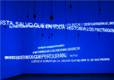 Neon Afterwords, Fiamma Montezemolo, 2019. Vista de la instalación. Foto: cortesía del Laboratorio Arte Alameda (Ciudad de México).