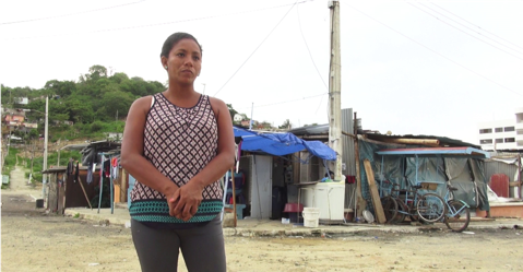 Figura 9. Yessenia frente al albergue comunitario San Roque, una de las lomas del barrio, 2017.
