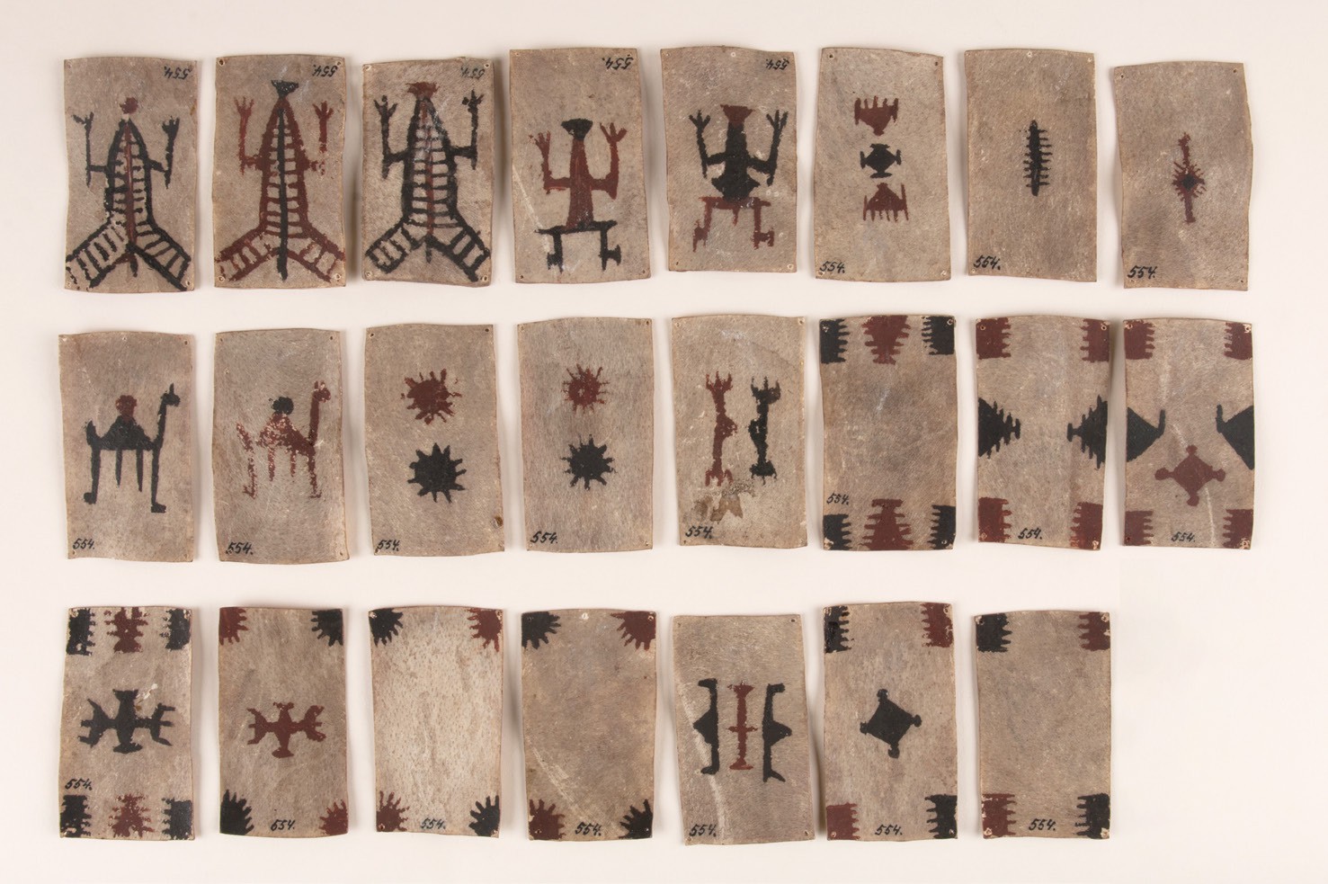 Naipes indígenas: Las cartas de los Aonikenk, 2017. Colección Museo Nacional de Historia Natural, Chile. ©MNHN.