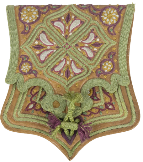 Cartera para montura. Norte de Marruecos, primera mitad del siglo XX. Cuero bordado con seda e hilo metálico. Museo Nacional de Antropología (Madrid). Inventario: CE3383. Fotografía: Arantxa Boyero Lirón.
