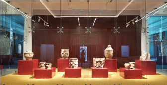 Figura 3. Vitrina central del Museo Nacional de Arqueolog&iacute;a y Etnolog&iacute;a. Adriana Linares, 2023.