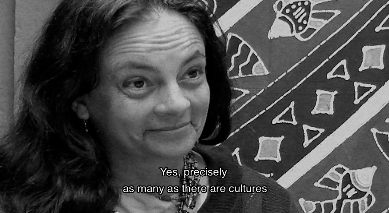 Fotograma de Esperanza Mart&iacute;nez en &laquo;Chapter 03: The Problem of The Indian&raquo; de  Derechos no humanos, Paulo Tavares 2012.