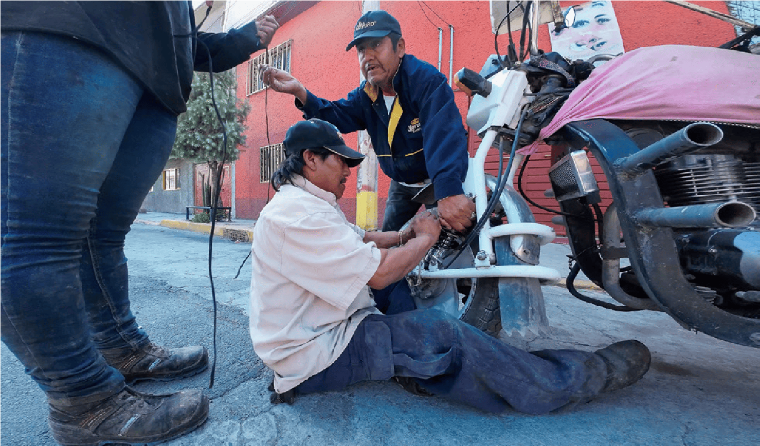 Ana gives her shoelace to a collector who has come to help Cirilio repair the front wheel of the motor-cart. Without tools, without time, without money, he improvises an immediate solution. This improvised repair gesture is a form of material care: keeping their working tool alive and functional so that collection can continue.