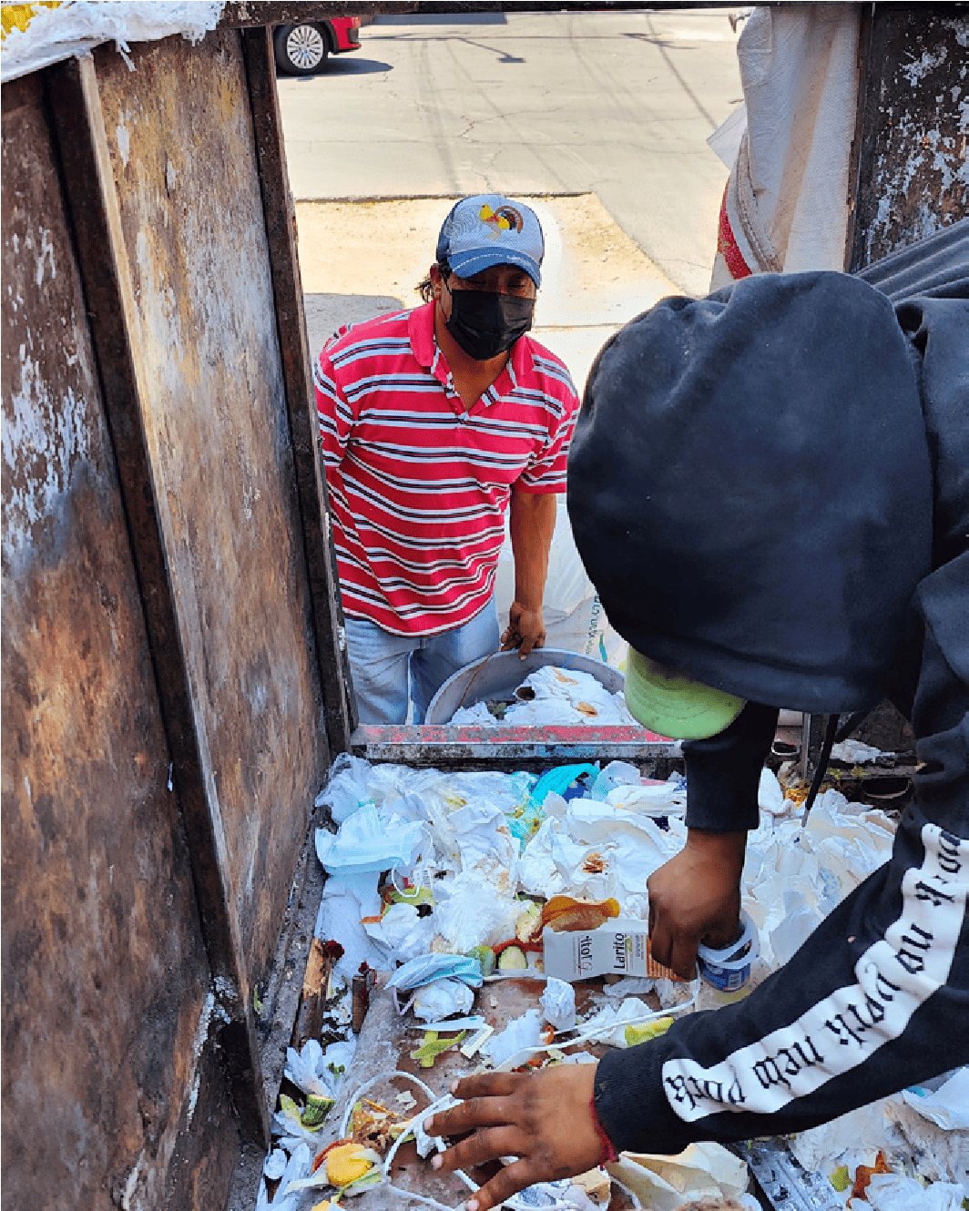 Ana sorts organic and inorganic waste with her bare hands inside the motor-cart. Her hood and cap protect her from the sun, but her hands are unprotected. This sorting gesture, meticulous and repetitive, is a necessary and a preventive form of care to avoid conflicts at the entrance of the landfill. These invisible and physically demanding gestures reveal a bodily dimension that writing and image alone cannot render visible.