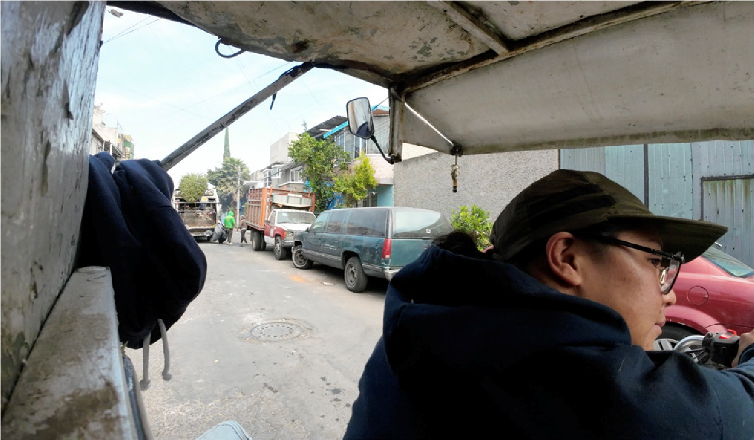 The municipal truck did not honk to signal its presence. When Ana sees it, she quickly turns around to give way in the street. This discreet withdrawal is a form of strategic care: avoiding confrontation and conflict in order to preserve access to the territory and maintain the fragile balance of understanding between trucks and informal waste pickers.