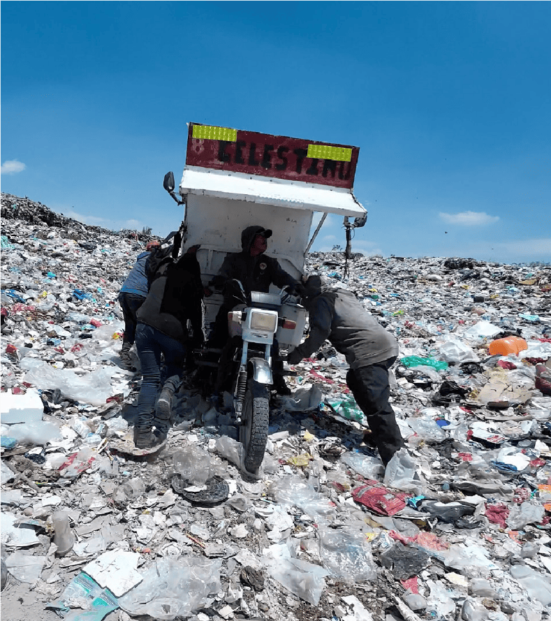 At the landfill, pepenadores help Ana mount and then unload her motor-cart. This spontaneous mechanical support between waste collectors, unpaid, shows that care extends into the dumpside, that it continues until the end of collection, and forms a continuous solidarity that allows each person to have a role, an income, and a place in space.