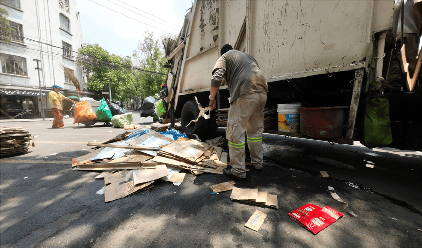 Javier empties his barrels into the bin of truck 916. This daily tacit agreement works because he gives a helping hand in exchange for depositing his organic waste and garbage: it is the most visible form of care among formal collectors, a mutual assistance and discreet validation that allows each party to benefit without ever truly formalizing it.