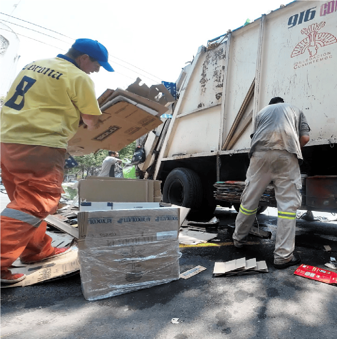 Javier, in a yellow T-shirt, helps the crew of truck 916 sort and fold cardboard. Without this unpaid help, he would not be able to empty his barrels or collect additional waste to generate extra income. This gesture reveals how the care devoted to maintaining good relations with the driver and the truck team conditions access to additional economic resources.