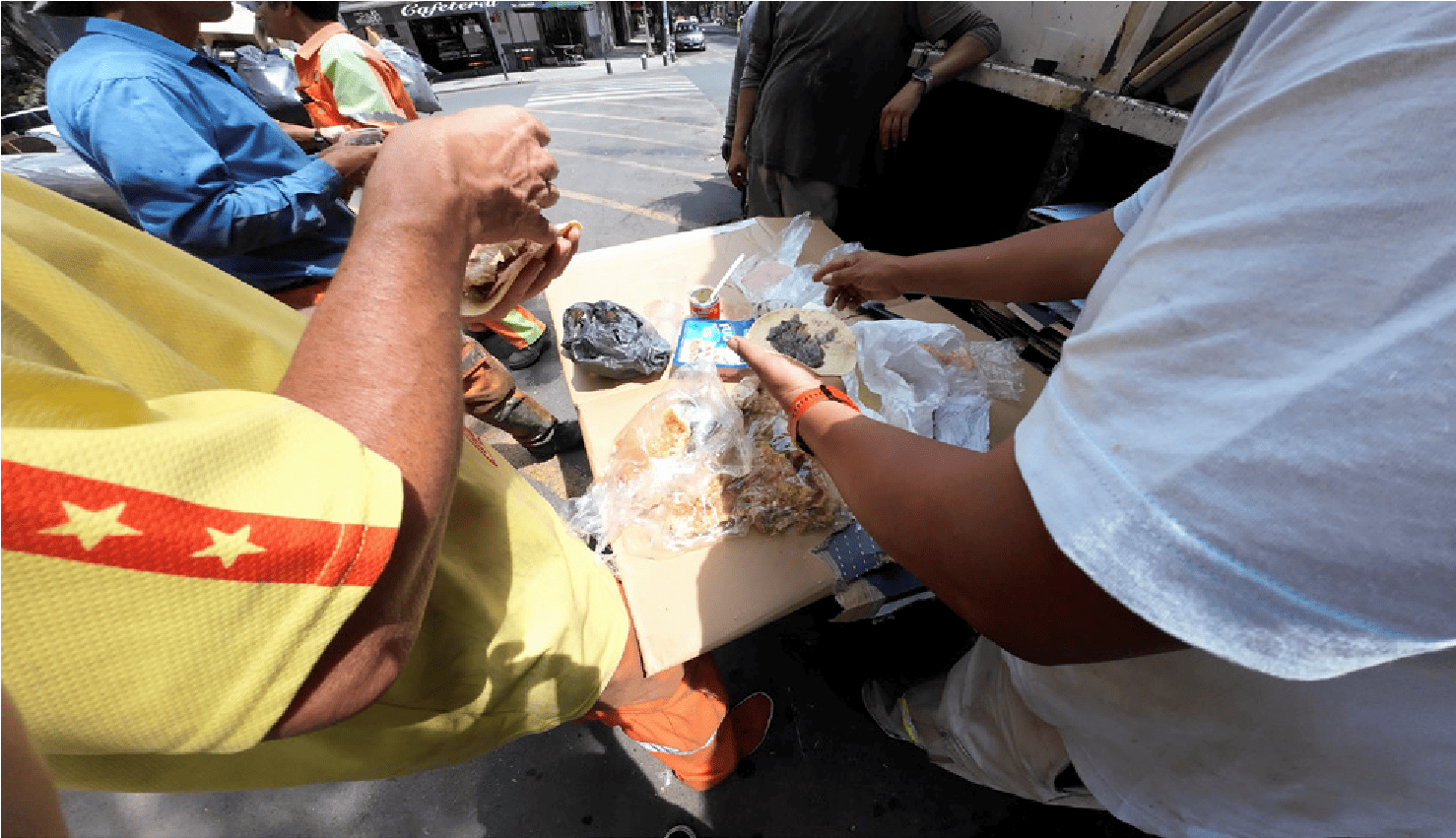After work, Javier shares a meal with the truck team. This informal and relaxed moment is not a break; it is an ecotone of care: a space-time where human bonds are strengthened, where news and advice about the sector are exchanged, where each party gathers insights to adjust their collection practices.