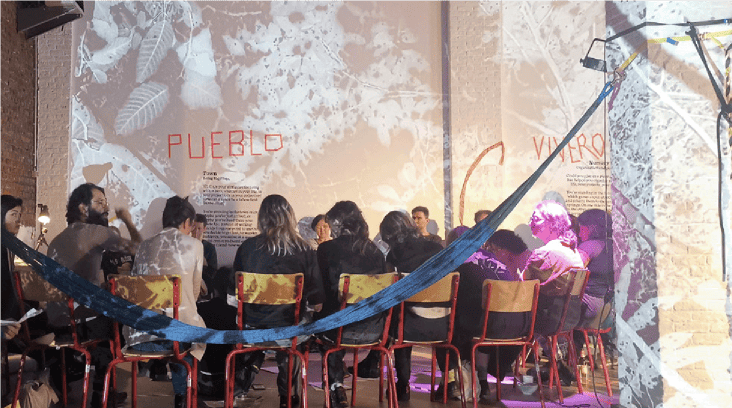 El pueblo durante el Transmission Moment. Activación junto al colectivo On Field Fallow (OFF) del artefacto mapa, como experimento para compartir aprendizajes de la selva y sus resonancias. La Bodega, Bruselas, 2025.