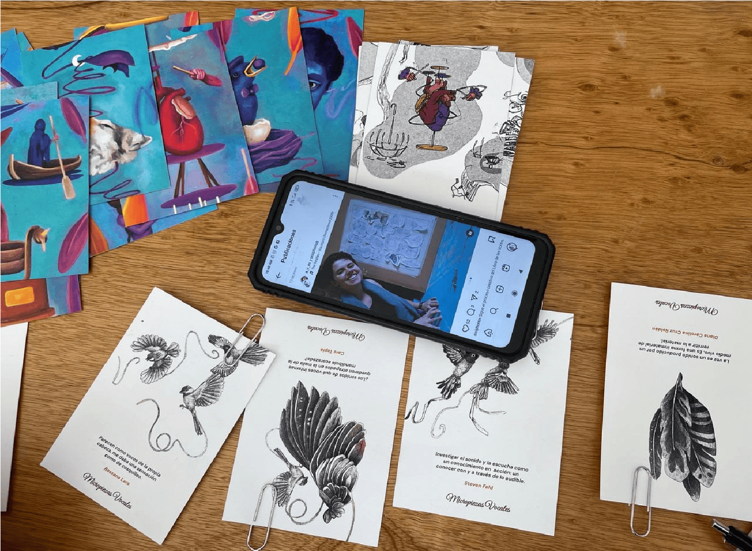 Tarjetas de instrucción fotografiadas en un taller de AVEs.