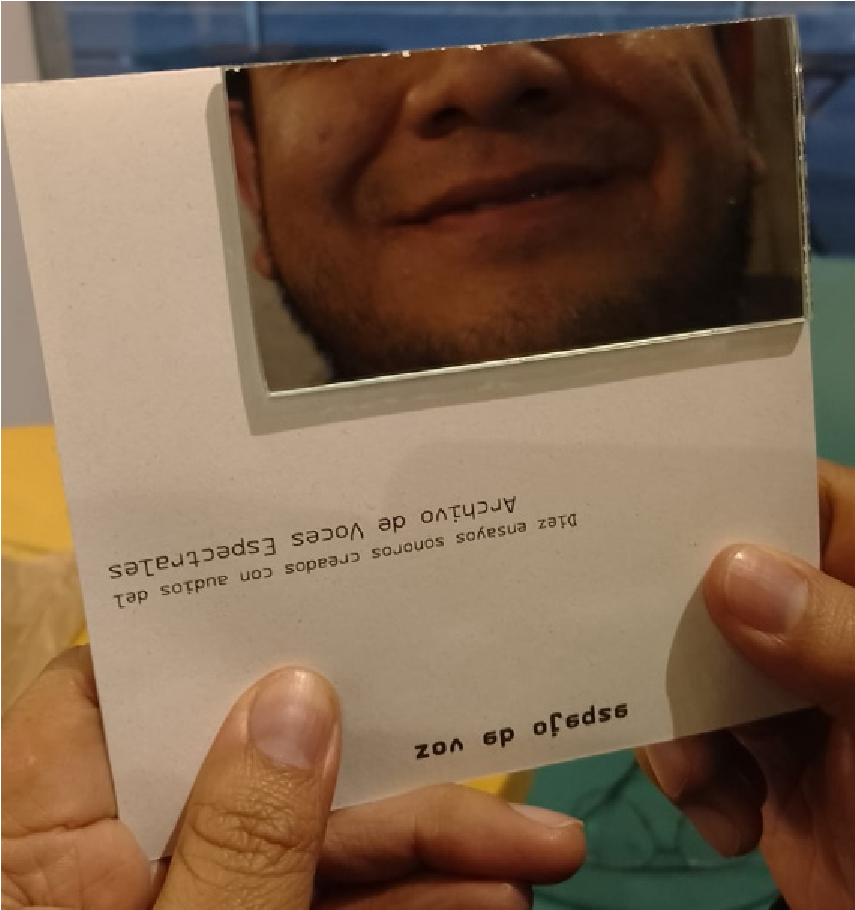Fotografía del disco compacto Espejo de voz, sostenido por Israel
