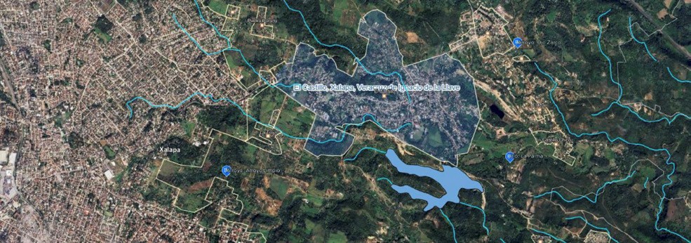 Imagen satelital de la laguna del Castillo. Hacia el oeste se aprecia una parte de la ciudad de Xalapa y en el centro la congregación del Castillo. Las líneas azules son veneros y arroyos, la mayoría de los cuales descienden del oeste hacia el este; algunos alimentan la laguna, coloreada también en azul. Imagen tomada del portal digital del Instituto Nacional de Estadística y Geografía. https://www.inegi.org.mx/app/mapa/espacioydatos/default.aspx?ag=300870018.