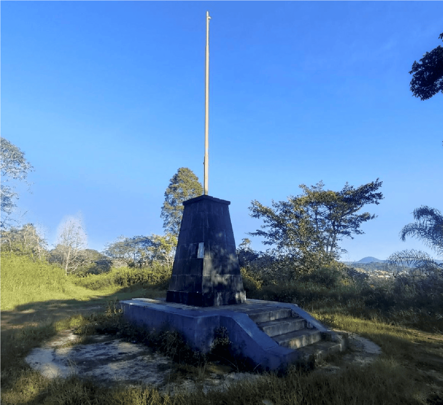Vista actual de la asta bandera de la laguna del Castillo. En el zócalo de esta asta se colocó una placa para conmemorar la «construcción» de la laguna y su inauguración en el mes de agosto del año 1961. Aparece nombrado el gobernador en curso, Antonio M. Quirasco, el director general de comunicación y obras públicas, ing. Rafael Téllez Muñoz, así como los vecinos del lugar.