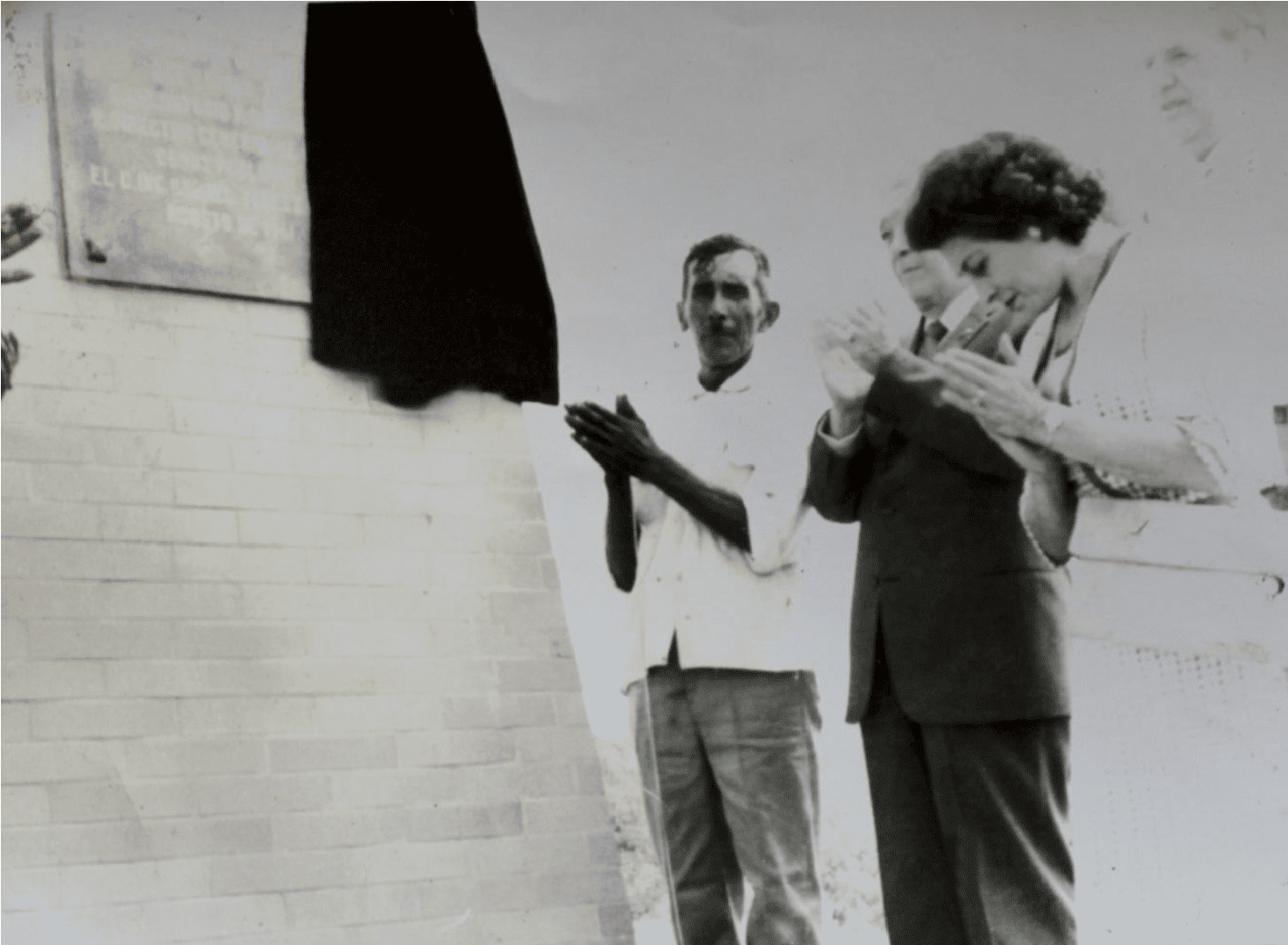 Develación de la placa de la laguna del Castillo, en agosto de 1961. Festejo inaugural en la asta bandera que conmemora la activación de los trabajos de ingeniería hidráulica de la laguna del Castillo, con la presencia de las autoridades, incluido el señor Maximilano Caballero, comisariado ejidal de turno, así como el gobernador Antonio Modesto Quirasco. Fuente: José Isidro Caballero.