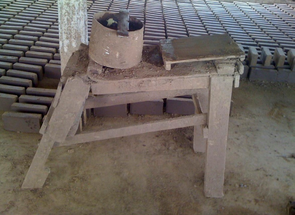 En la galera de tabiques. Burro de trabajo donde se moldean las formas rectangulares de los ladrillos o tabiques rojos, en una galera de la familia Caballero. Detrás, una tanda está puesta a secar antes de meterla al horno.