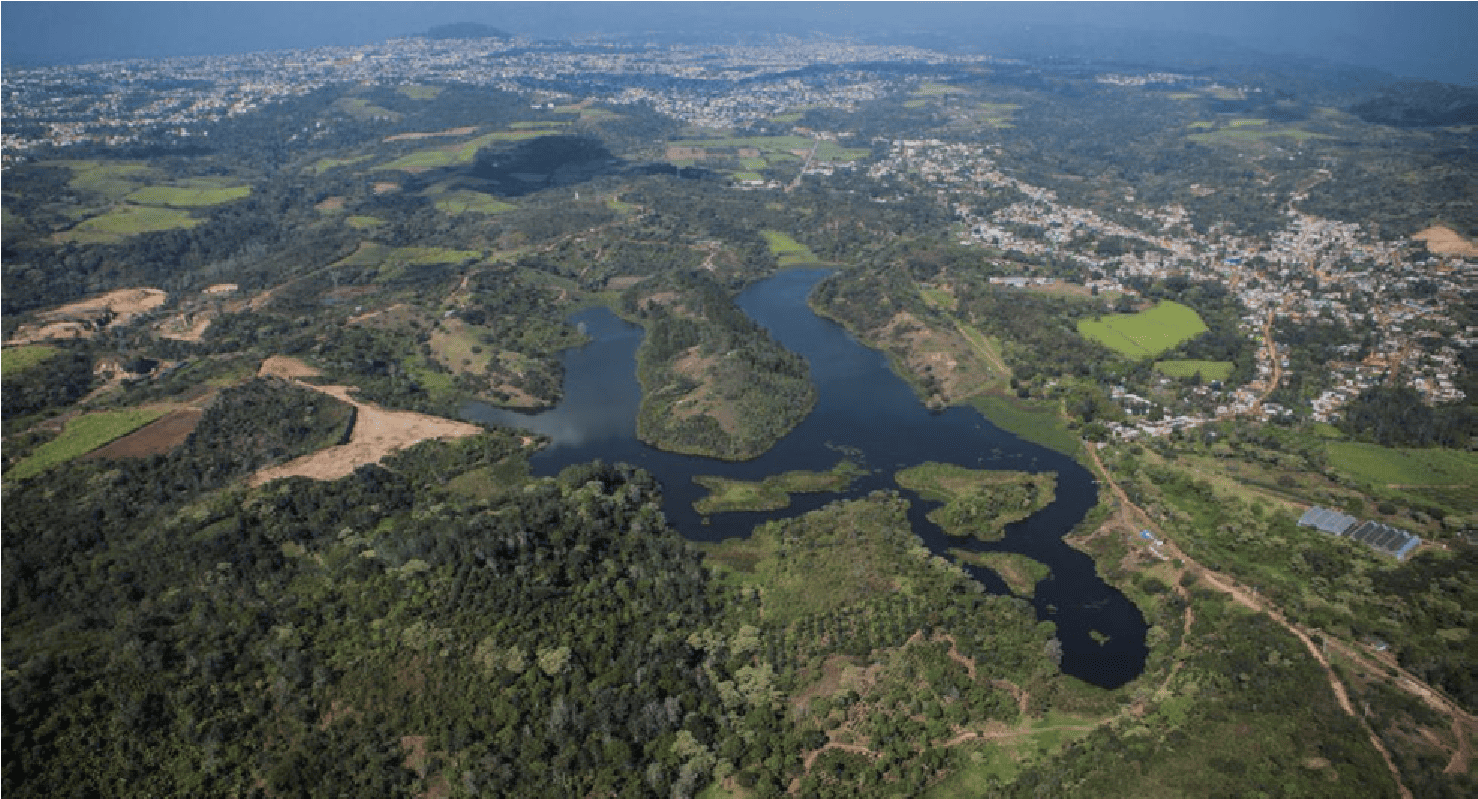 Vista aérea de la laguna del Castillo, tomada el 19 de enero de 2009. Se reconocen sembradíos de café y caña. Xalapa se encuentra al fondo (arriba hacia la izquierda). Es notoria la mina de arena que se utilizaba en esos años (en la centro-izquierda de la imagen, muy cerca del borde de la laguna) para la construcción de edificaciones en Xalapa. La congregación del Castillo corresponde a las casas que se ven a la derecha. Fuente: Gerardo Sánchez Vigil.