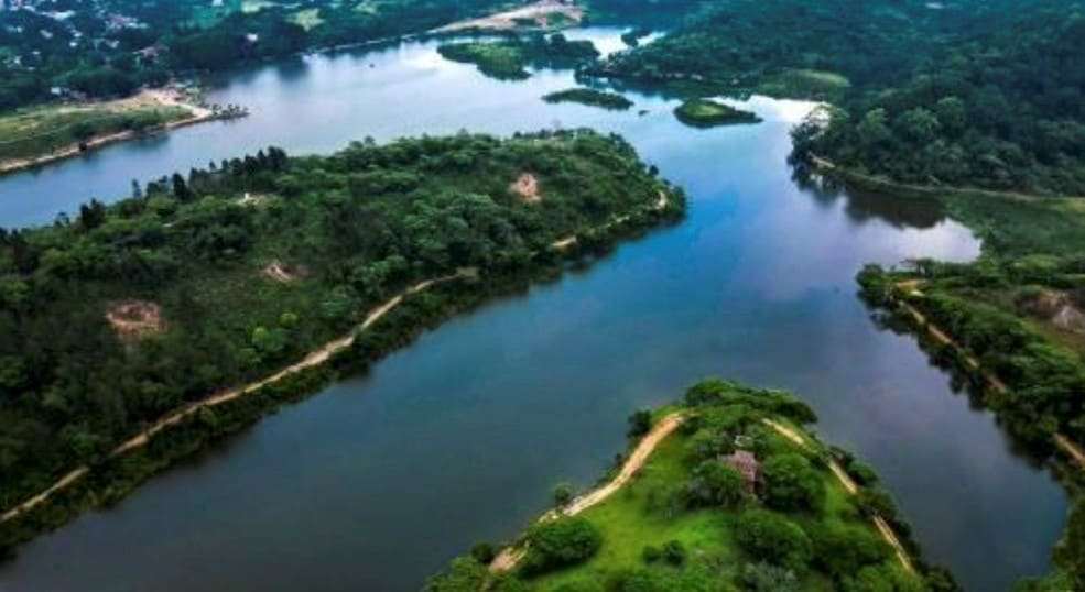 La laguna del Castillo. Panorama de la laguna del Castillo donde se aprecia la brecha por todo su perímetro. Fuente: Gerardo Sánchez Vigil.1