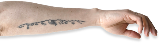 Figura 1. Tatuaje en el antebrazo de la autora con la silueta de la vista desde el cerro San Cristóbal de la cordillera de los Andes. © María/Rosario Montero, 2023.