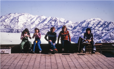 Figura 4. Vista de la cordillera de los Andes desde un centro de esquí cercano a la ciudad de Santiago, perteneciente al archivo del Sernatur. Autor y año desconocidos.