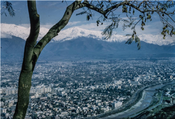 Figura 7. Fotografía de Santiago, vista desde el cerro San Cristóbal. Archivo Sernatur, Biblioteca Nacional de Santiago. Autor y fecha desconocidos.