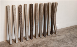 Figura 15. Jonathan Lara: S/T. Principios Constructivos (2022). Mezclas de cemento, pigmentos, acrílico, aserrín, madera, hierro. Medidas variables. Cortesía del artista.
