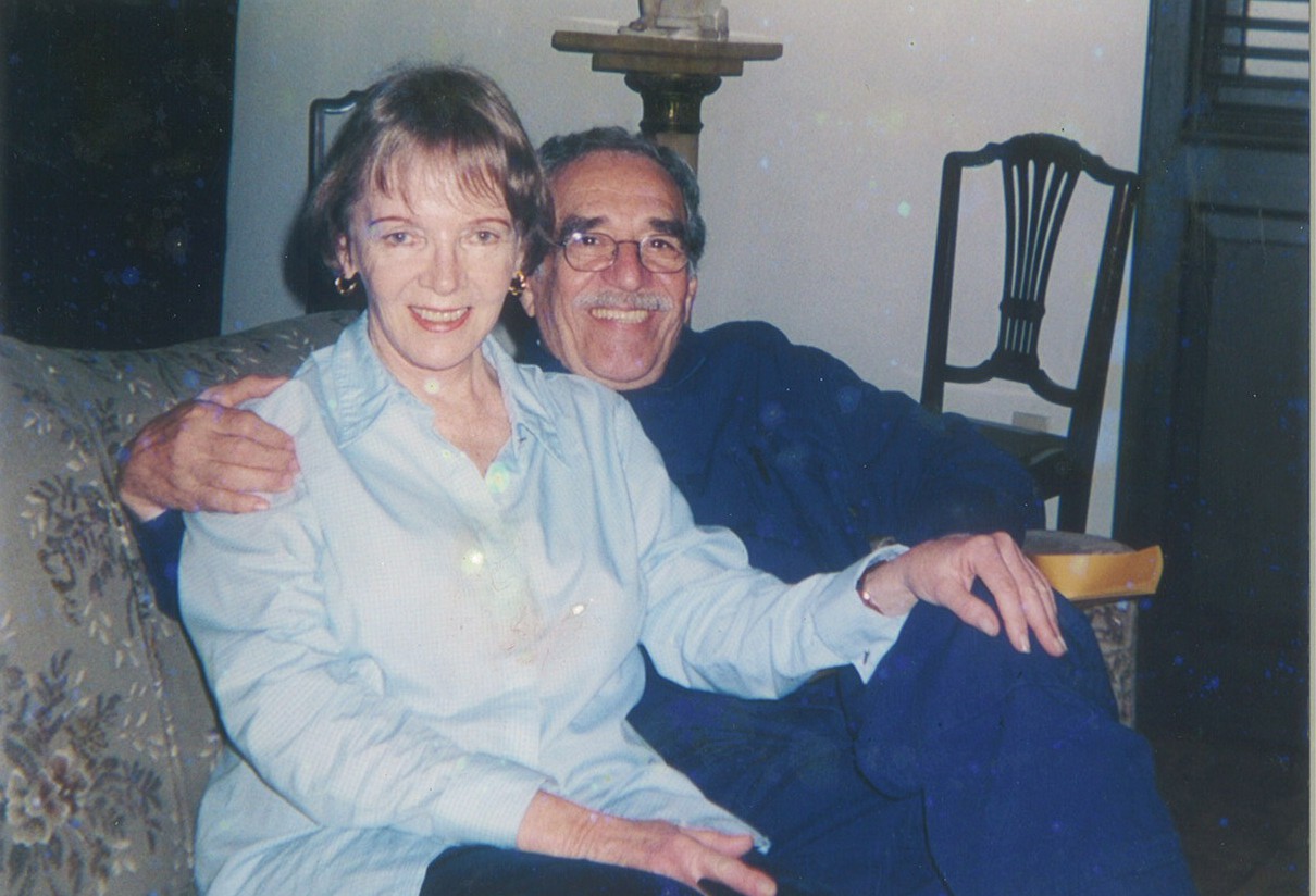 Nora de Izcue junto a Gabriel García Marquez, quien fue director de La Fundación del Nuevo Cine Latinoamericano. Archivo de Nora de Izcue.