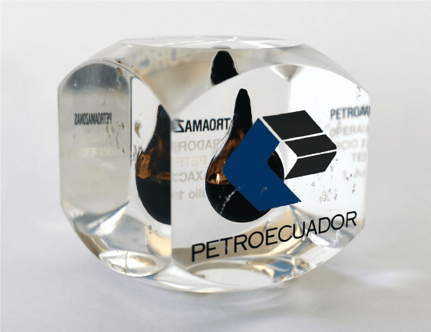 Registro del cristal que almacena petr&oacute;leo del primer campo petrolero del Ecuador. Archivo familiar de la autora.