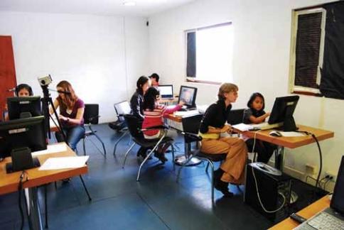 Sesi&oacute;n de pruebas de laboratorio. Equipo de pruebas observando y registrando la interacci&oacute;n de los usuarios con prototipos de alto nivel.Carrasco, C. (2013) [fotograf&iacute;a]