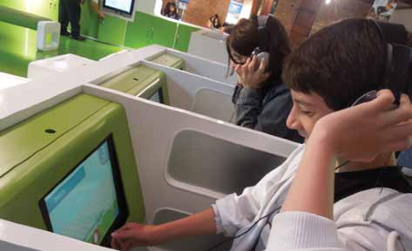 Ni&ntilde;os interactuando con el reto de inercia en los m&oacute;dulos definitivos de &laquo;Ludi&oacute;n&raquo;Carrasco, A. (2013) [fotograf&iacute;a]