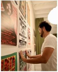 Marcos Echeverr&iacute;a Ortiz, director de Memoria, salsa y resistencia, instalaci&oacute;n interactiva en Ansonia Records. Los &Aacute;ngeles, 2023. Cr&eacute;dito: Where We Were Safe.